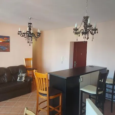 Charming Sunny 2 Bedrooms 1 Bath Апартаменти *