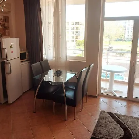 Charming Sunny 2 Bedrooms 1 Bath Apartament